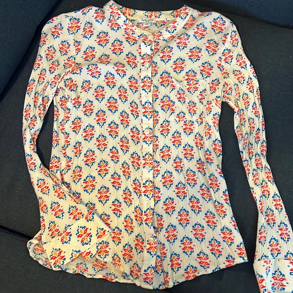 Splendid button down crinkle blouse with ikat print